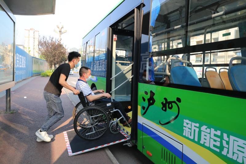 泸州首次投用纯电动无障碍公交车 绿色出行与无障碍服务深度融合