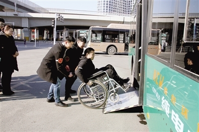 下周起残疾人持“关爱卡”免费乘公交地铁 政策温度与座车销售市场的双重回应